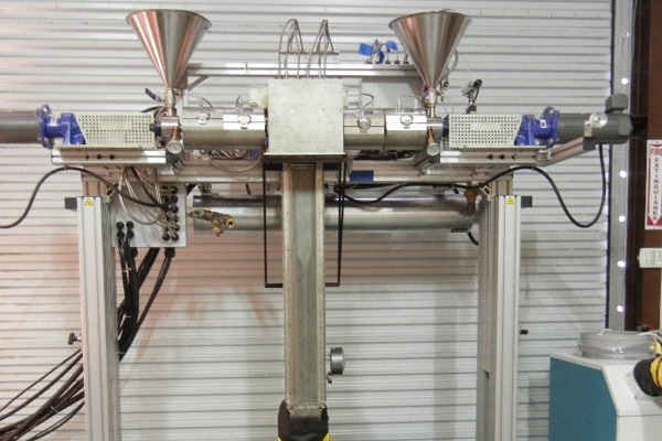 Filament arrangement with quench, chiller and kiss roll